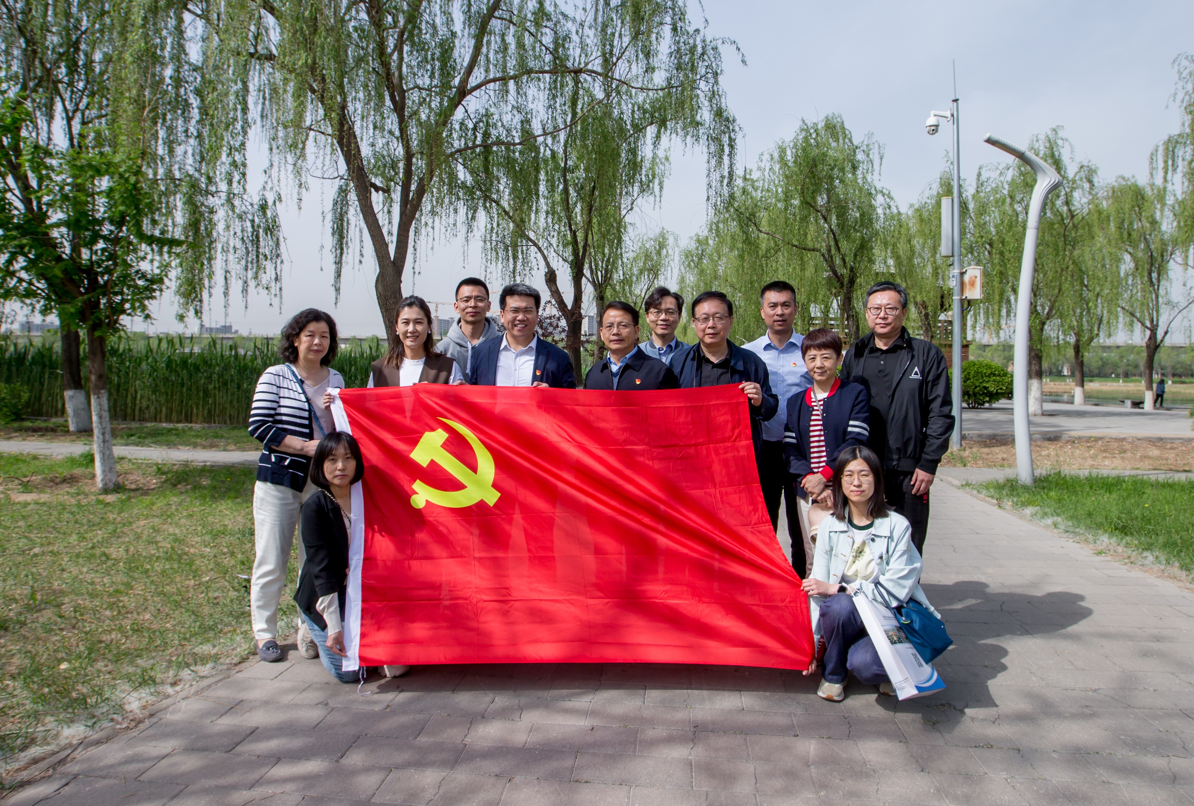 公司總部第三黨支部、北京分公司黨支部與北京市國資委離退休干部處黨支部聯(lián)合開展主題黨日活動 公司總部第三黨支部、北京分公司黨支部與北京市國資委離退休干部處黨支部聯(lián)合開展主題黨日活動