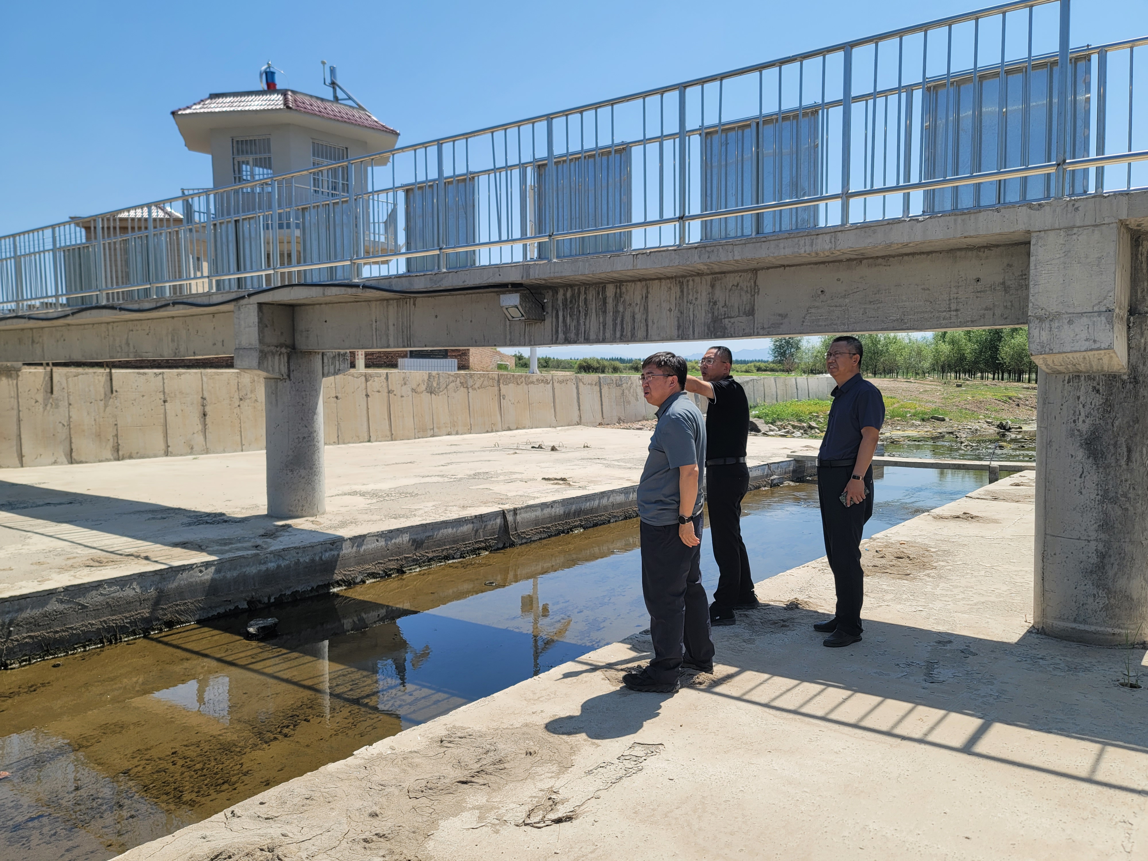 大同分公司與大同市水務(wù)局開展聯(lián)合巡河 大同分公司與大同市水務(wù)局開展聯(lián)合巡河