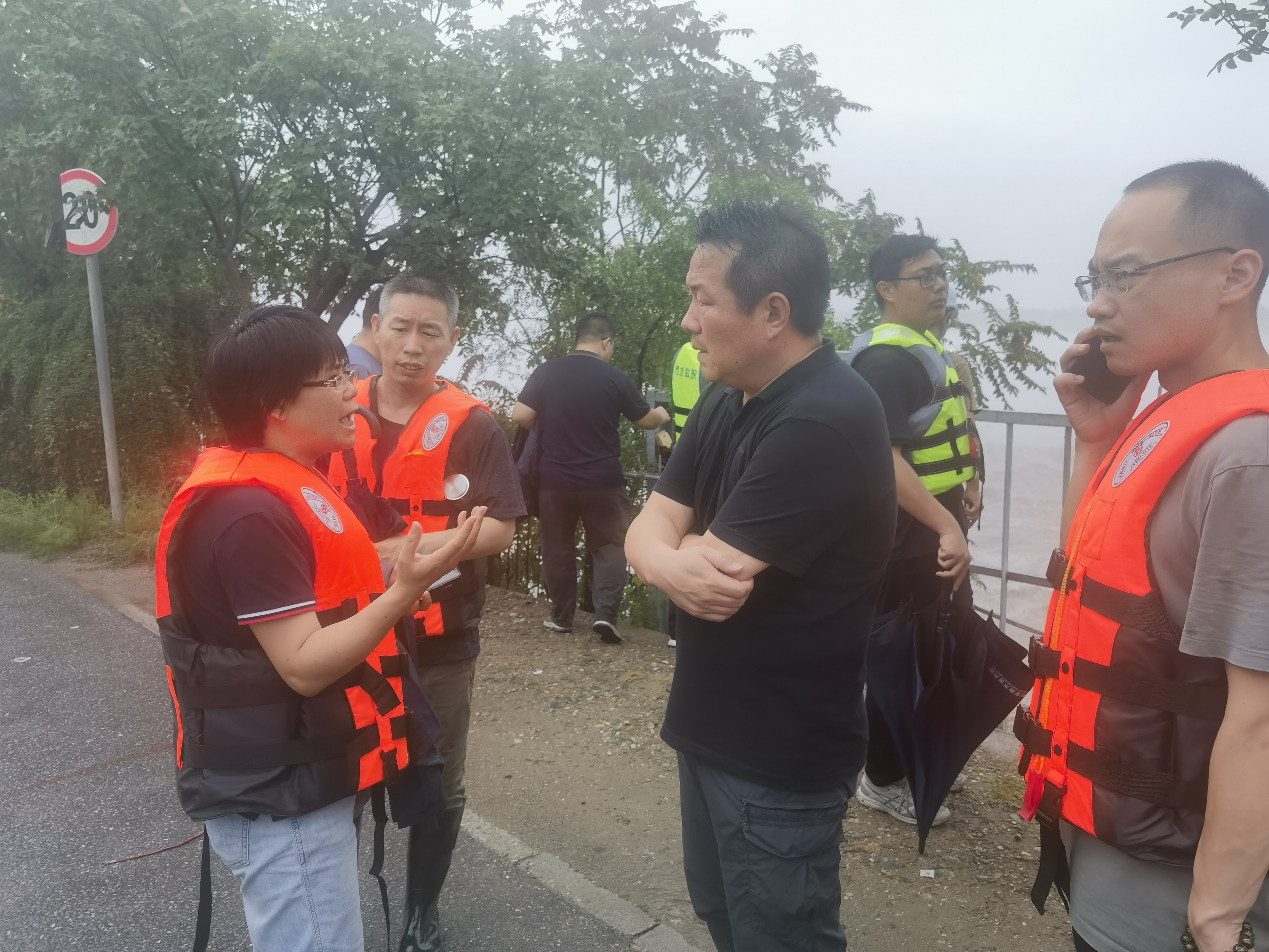 “險情”就是命令 宛平湖末端中堤防汛搶險現(xiàn)場第一時 “險情”就是命令 宛平湖末端中堤防汛搶險現(xiàn)場第一時