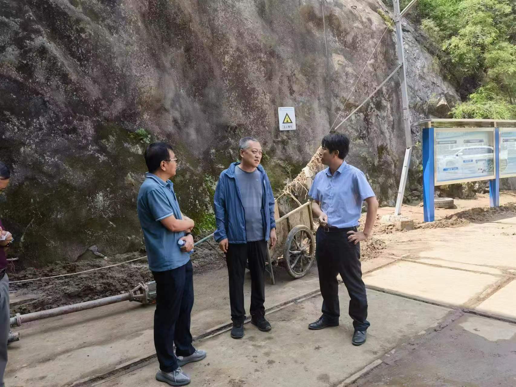 北京市發(fā)展改革委新能源利用處檢查下葦?shù)殡娬緸?zāi)后重建工作 北京市發(fā)展改革委新能源利用處檢查下葦?shù)殡娬緸?zāi)后重建工作