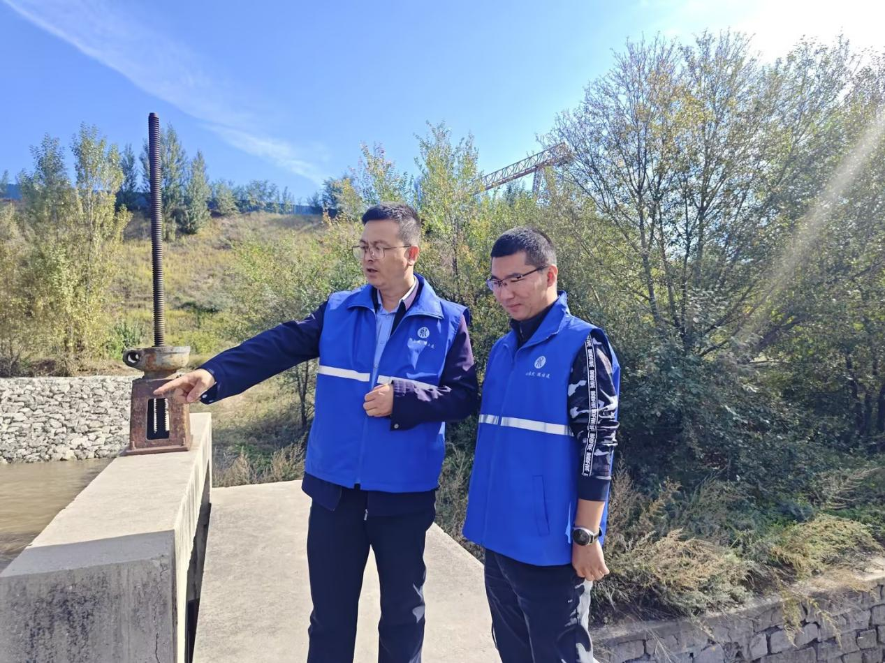 勞動(dòng)者的身影,筑成假期里的風(fēng)景線 勞動(dòng)者的身影,筑成假期里的風(fēng)景線