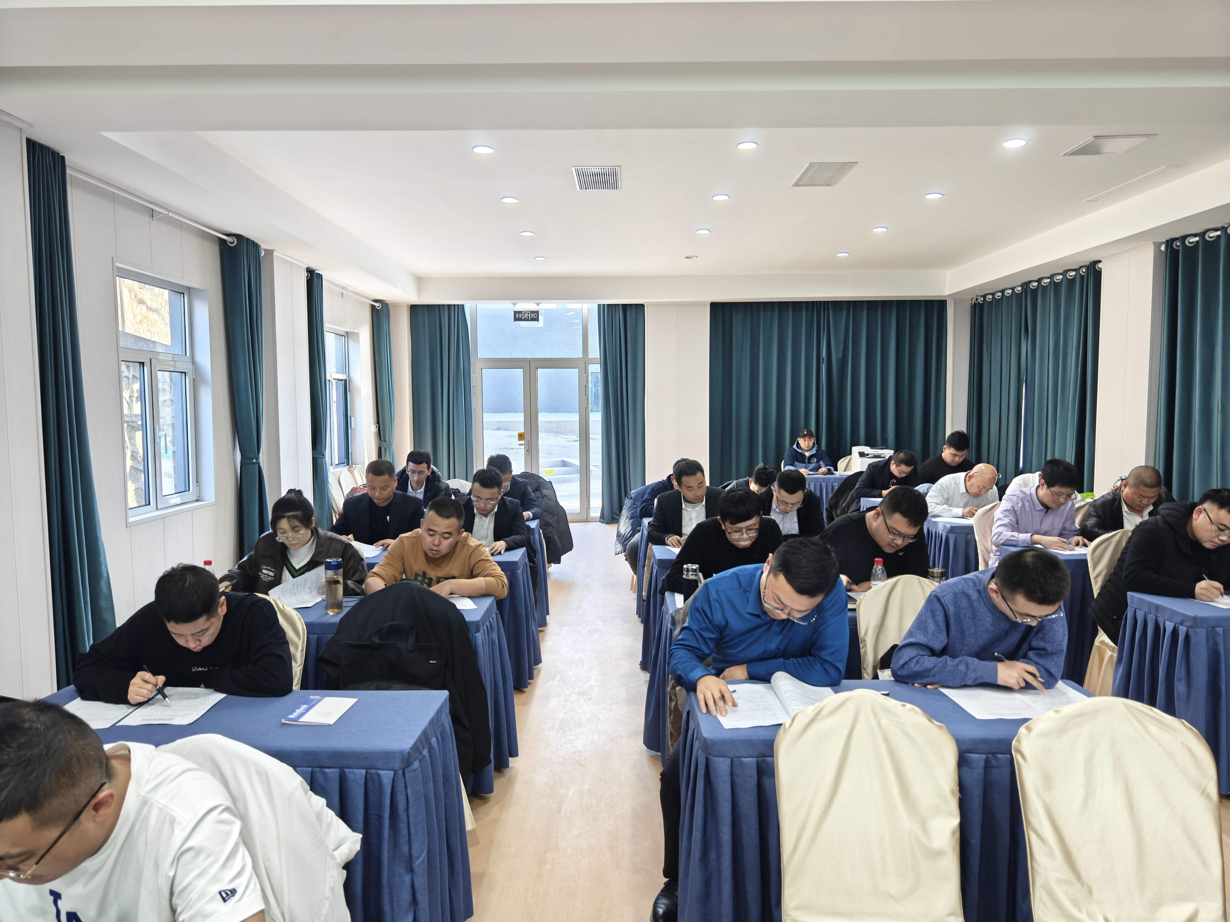 公司專職安全管理人員培訓(xùn)圓滿結(jié)業(yè) 公司專職安全管理人員培訓(xùn)圓滿結(jié)業(yè)