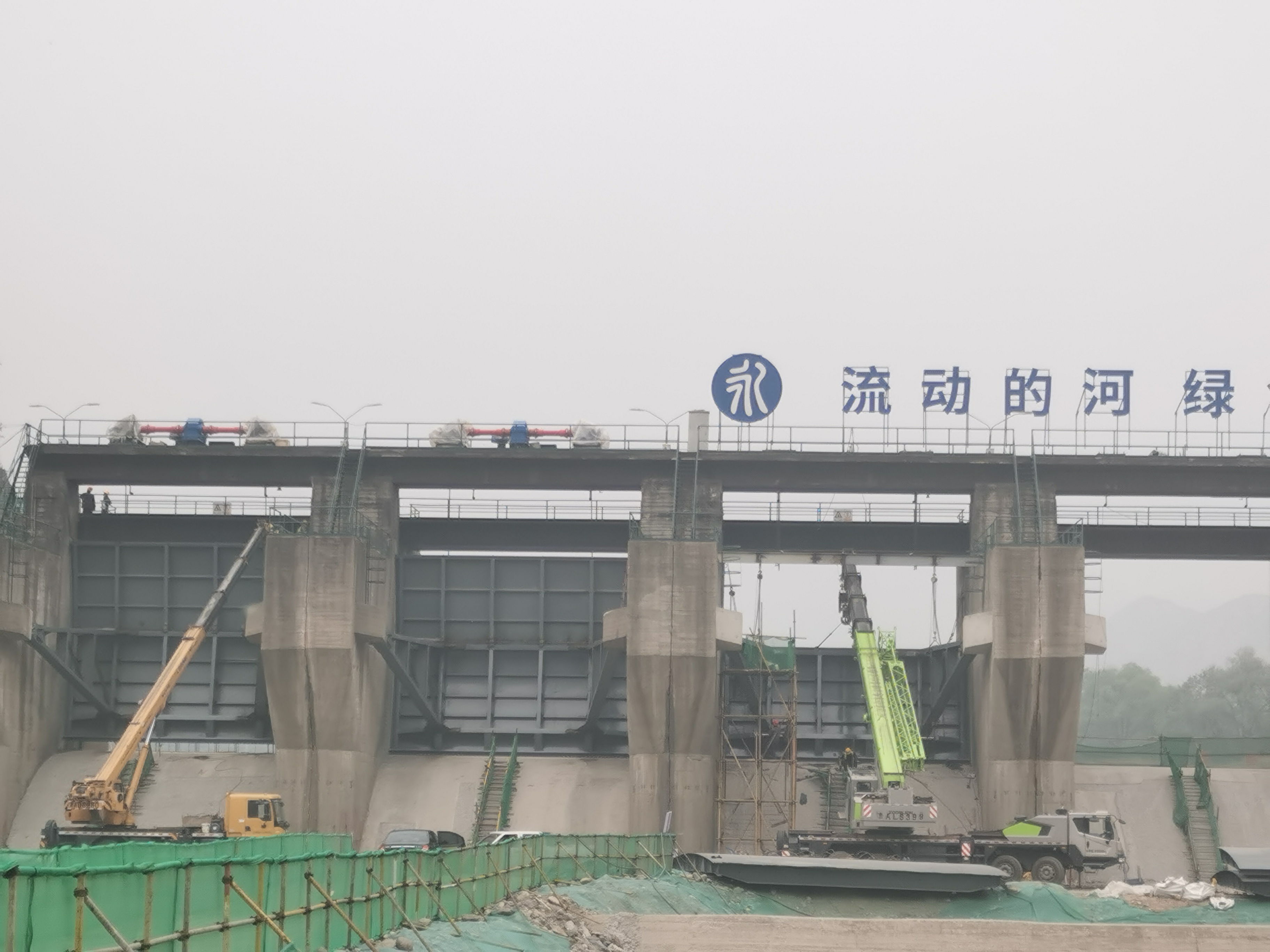 永定河落坡嶺水庫水毀修復(fù)工程溢洪道12孔閘門全部安裝完畢 永定河落坡嶺水庫水毀修復(fù)工程溢洪道12孔閘門全部安裝完畢
